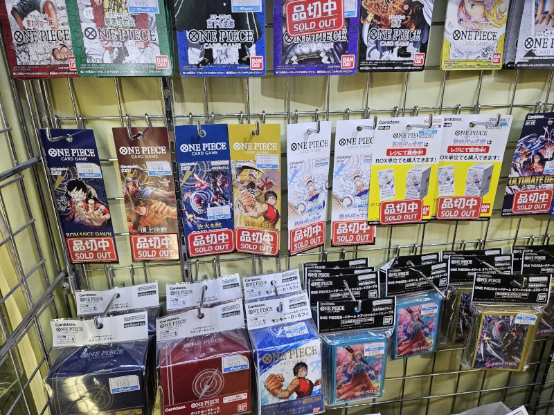 Foto von One Piece Card Game Boostern in einem größeren Geschäft in Tokyo: Alles ausverkauft